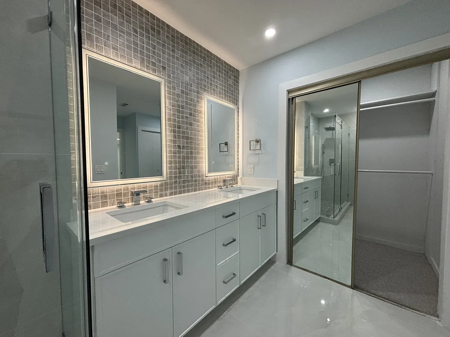 Mosaic Bath with Mirrored Closet