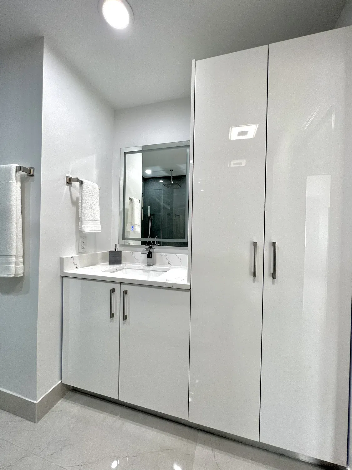 High-Gloss Vanity & Linen Tower